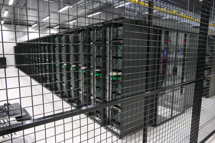 Salle d'un datacenter — allée de baies