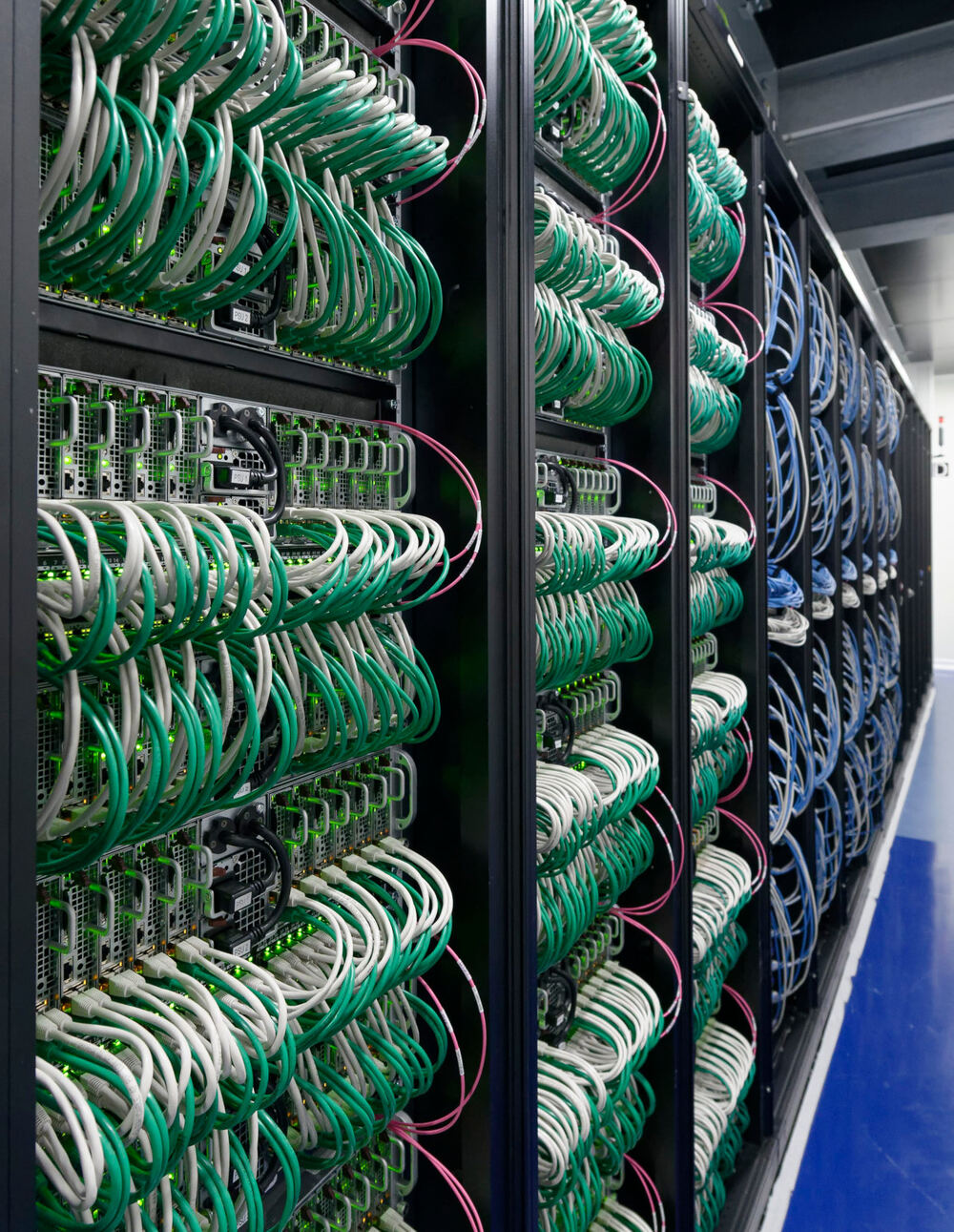 Baies de serveurs dans un datacenter français